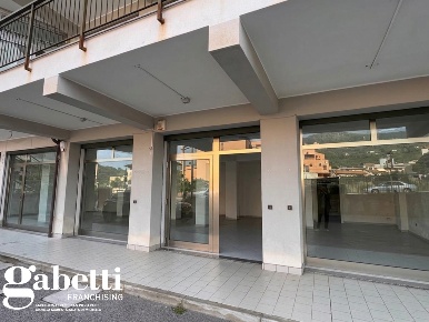Foto Negozio in Via Padre Pio da Pietralcina 1, Patti Centro di 154 m²