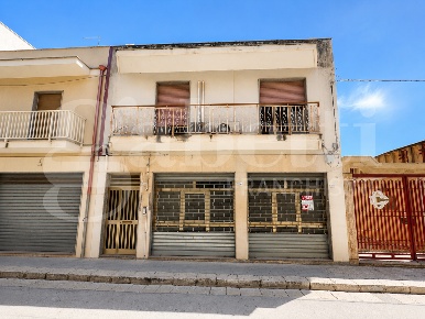 Foto Ufficio in Via unitÃ  7, Pachino Centro di 315 m² con 8 locali
