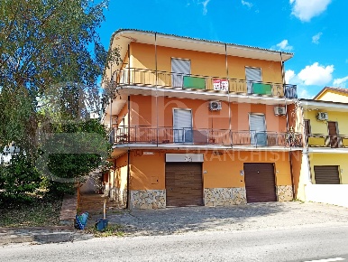 Foto Negozio in Via Michele Molinaro 27, Rende Surdo di 90 m² con 2 locali