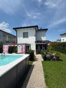 Foto Villa singola in Isonzo, Arona Centro di 180 m² con 5 locali