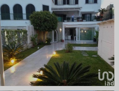 Foto Appartamento in VIA IASOLINO, Ischia Centro di 120 m² con 4 locali