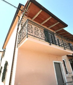 Foto Villa a schiera a Luni di 90 m² con 4 locali in vendita