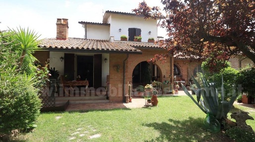 Foto Villa bifamiliare a Chiusi di 191 m² con 9 locali in vendita