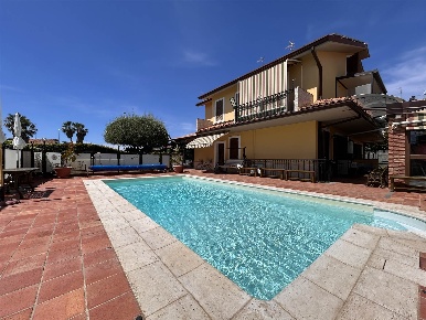 Foto Villa unifamiliare a Viagrande Centro di 572 m² con 21 locali