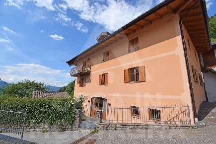 Foto Case semi ndipendenti a Bedollo di 240 m² con 7 locali in vendita