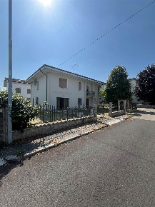Foto Casa indipendente a Suzzara Centro di 200 m² con 8 locali in vendita