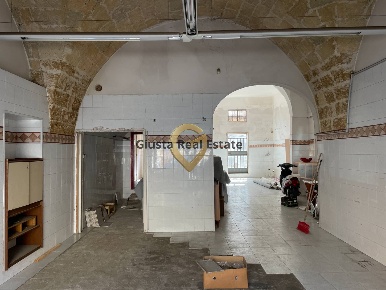 Foto Locale commerciale in Via Maja materdona 6, Mesagne di 99 m²