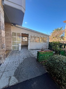 Foto Bar in piazza aldo moro 2, Luino Centro di 90 m² con 2 locali