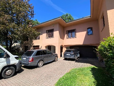 Foto Villa unifamiliare in Via Vittorio Veneto 9, Lesmo di 340 m²