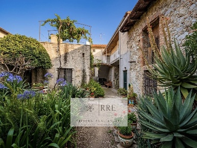 Foto Rustico in Mainero, Toirano Centro di 310 m² con 12 locali in vendita