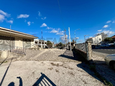 Foto Negozio in Via Appia Ovest Snc, Arpaia di 883 m² con 5 locali
