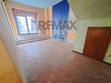 Foto Negozio in Via Benedetto Cairoli 30, Foligno Centro Storico di 77 m²