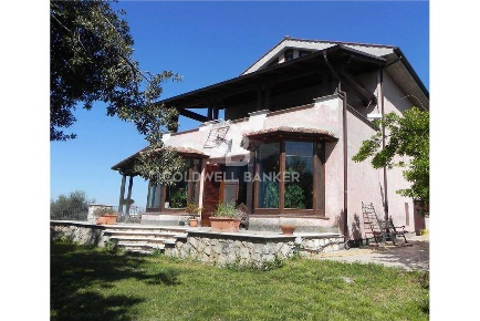 Foto Casa indipendente a Palombara Sabina di 550 m² con 5 locali in vendita