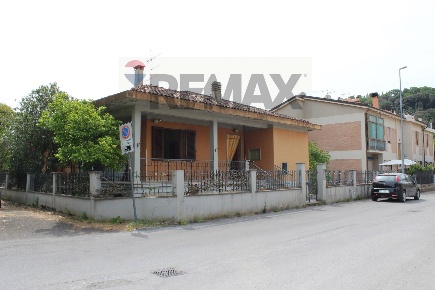 Foto Villa unifamiliare in via botticelli 3, Poggibonsi Centro di 350 m²