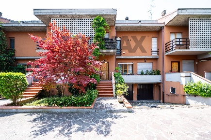 Foto Villa a schiera in Strada Pilastrello 8, Parma di 190 m² con 5 locali
