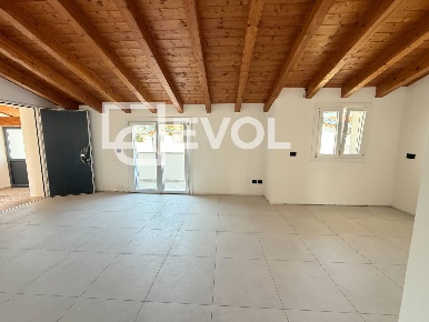 Foto Villa a schiera in C.so San Valentino 22, Ronchis di 150 m² in vendita