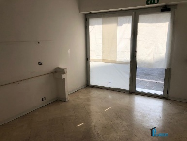 Foto Locale commerciale a Terni Centro Storico di 32 m² con 2 locali