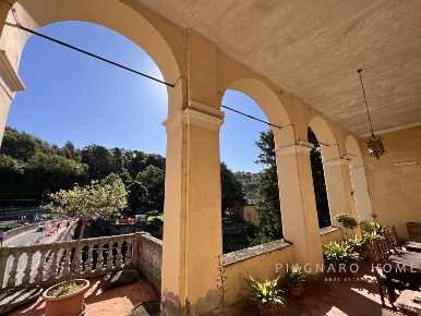 Foto Appartamento in Via Cavour, Pontremoli Centro di 423 m² con 10 locali