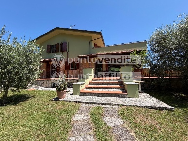 Foto Villa unifamiliare a Lucca Nozzano - Arliano di 300 m² con 10 locali