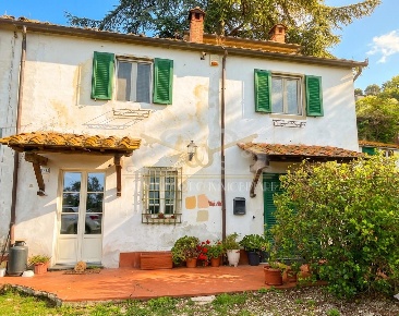 Foto Rustico a Massarosa Massarosa Paese di 158 m² con 7 locali in vendita