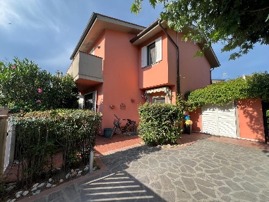 Foto Villa unifamiliare a Lucca Tempagnano - Picciorana di 130 m²