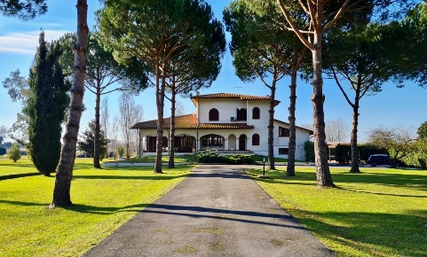 Foto Villa unifamiliare a Pietrasanta di 610 m² con 10 locali in vendita