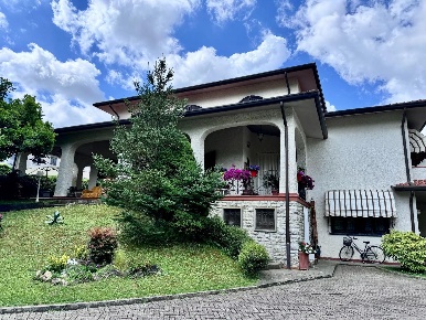 Foto Villa unifamiliare a Camaiore Camaiore Paese di 400 m² con 10 locali
