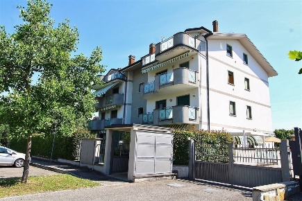 Foto Appartamento in via Madre Teresa di Calcutta, Canegrate di 101 m²