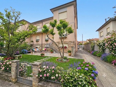 Foto Villa bifamiliare in Viale Repubblica, Cecina Marina di Cecina