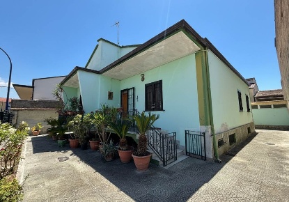 Foto Villa unifamiliare in TRAVERSA VIA 4 NOVEMBRE, Curti di 160 m²