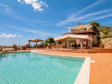 Foto Villa unifamiliare a Massarosa Massarosa Paese di 325 m² con 12 locali