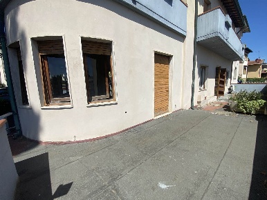 Foto Villa bifamiliare a Signa Centro di 200 m² con 9 locali in vendita