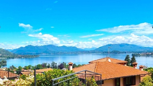 Foto Villa unifamiliare a Meina Centro di 387 m² con 7 locali in vendita
