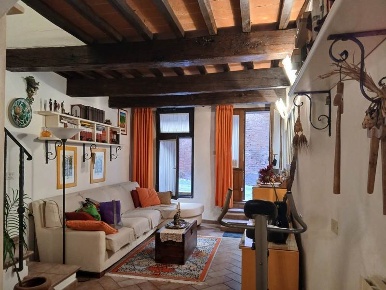 Foto Appartamento a Torrita di Siena Centro di 121 m² con 6 locali
