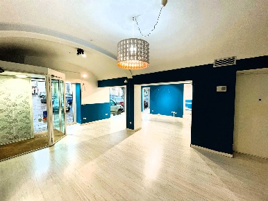 Foto Negozio in PIAZZA RATTAZZI 1, Casale Monferrato Centro di 100 m²