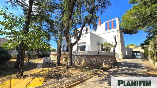 Foto Villa unifamiliare in Corso Alcide De Gasperi 513, Bari di 740 m²