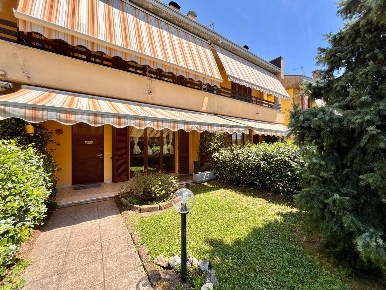 Foto Villa a schiera in Via Monte San Primo, Carate Brianza Agliate