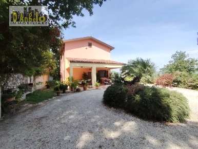 Foto Villa unifamiliare in Via Tesino 243/B, Offida di 240 m² con 15 locali