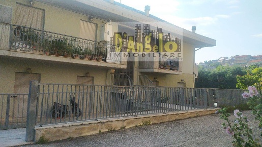 Foto Appartamento in Via I Maggio, Offida Centro di 101 m² con 5 locali