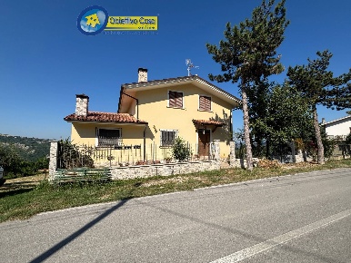 Foto Villa unifamiliare a Teramo Centro di 250 m² con 7 locali in vendita