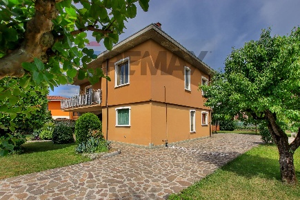 Foto Villa unifamiliare in Via Sant'Agostino 3, Azzano San Paolo di 256 m²