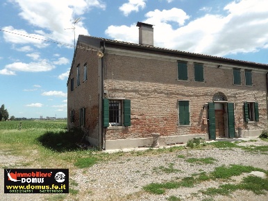 Foto Rustico a Ferrara di 440 m² con 10 locali in vendita