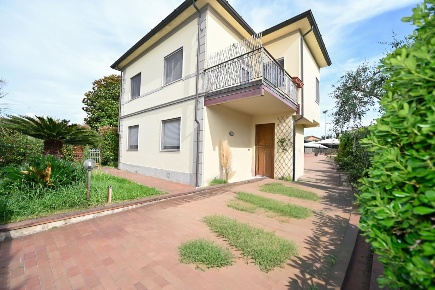 Foto Villa unifamiliare a San Giuliano Terme Arena Metato di 195 m²