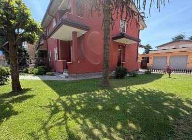 Foto Villa bifamiliare a San Vittore Olona di 160 m² con 5 locali