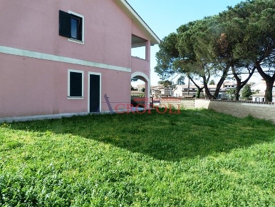 Foto Appartamento in via Beethoven, Anguillara Sabazia Centro di 66 m²