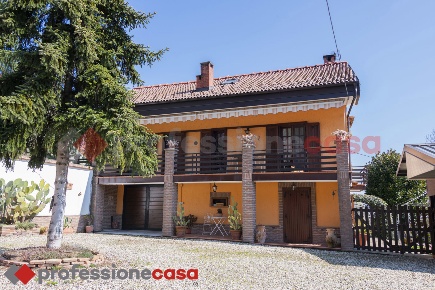 Foto Casa indipendente in del pino, Cumiana di 270 m² con 8 locali