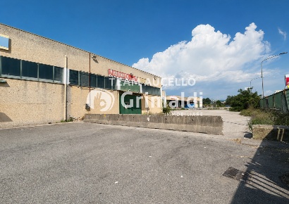 Foto Capannone industriale in Viale Giuseppe Verdi snc, di 800 m²