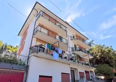 Foto Appartamento in Via Genova, Deiva Marina Centro di 94 m² con 6 locali