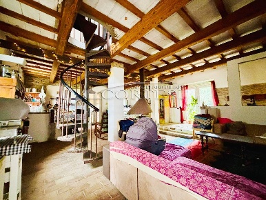 Foto Villa unifamiliare a Mombaroccio di 317 m² con 10 locali in vendita