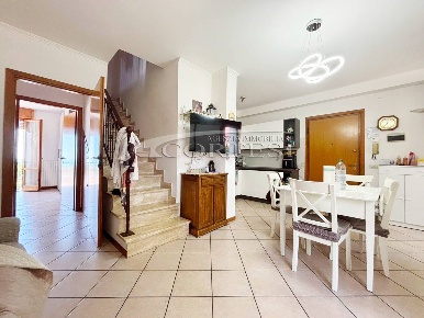 Foto Appartamento a Fano di 95 m² con 5 locali in vendita